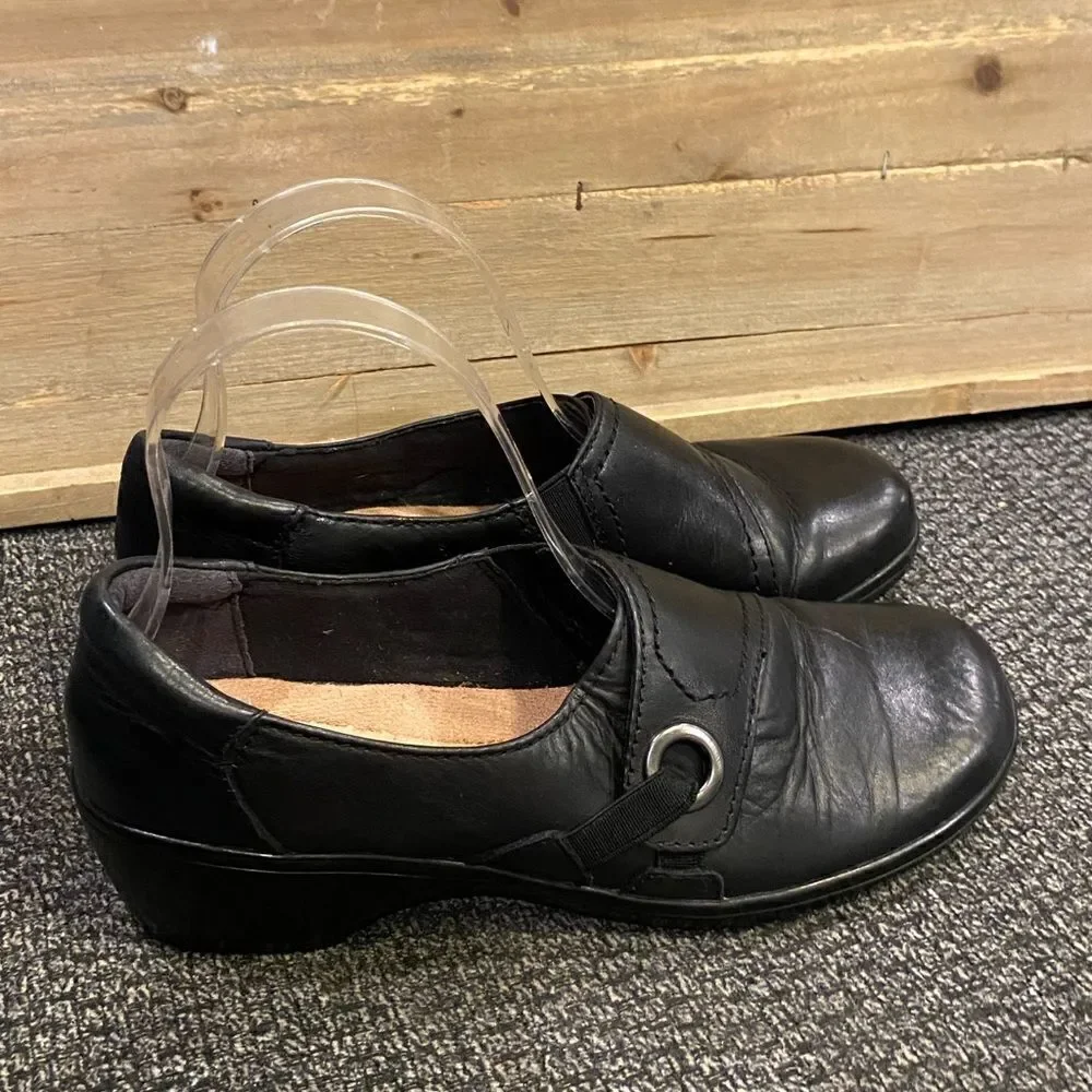 ✅Clarks slip on black leather loafers
